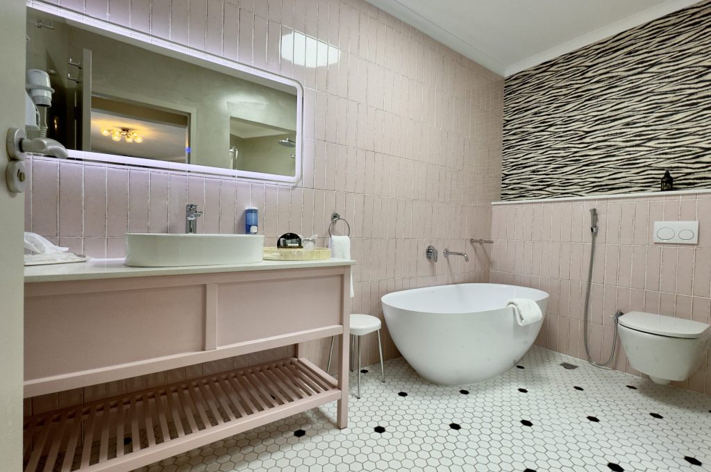 2025 LNH SUITE EN-SUITE BATH